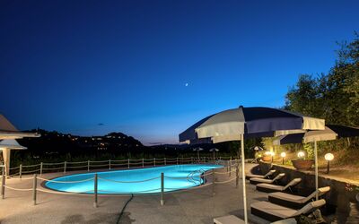 Villa Alfresco: Water, Lucht, Fabriek, Zwembad, Gebouw, Azure, Schaduw, Boom, Buitenmeubels, Zwemwater