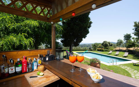 Villa Lastra: Tafel, Fabriek, Eigendom, Meubilair, Natuur, Gebouw, Venster, Water, Schaduw, Buitenmeubels