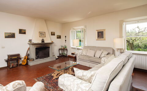 Villa Lastra: Bankstel, Meubilair, Fotolijst, Fabriek, Venster, Tafel, Woonkamer, Kamerplant, Interieur Ontwerp, Verdieping