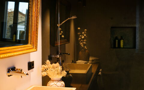 Villa Castiglioni: Fotolijst, Gebouw, Venster, Interieur Ontwerp, Verlichting, Hout, Tafel, Muur, Lamp, Woonkamer