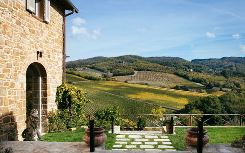 Villa Castiglioni: Fabriek, Lucht, Wolk, Eigendom, Venster, Gebouw, Bloempot, Gras, Landschap, Kamerplant