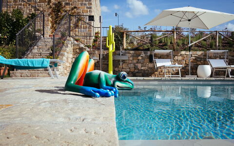 Villa Castiglioni: Water, Lucht, Azure, Zwembad, Gebouw, Venster, Schaduw, Vrije Tijd, Buitenmeubels, Aqua