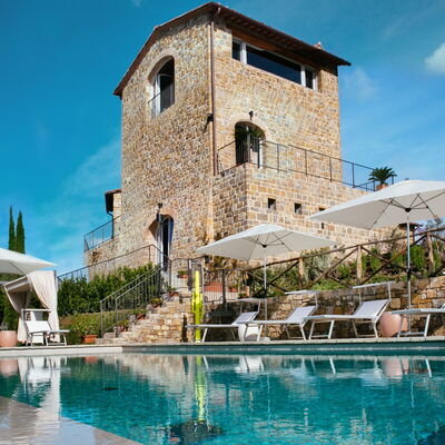 Villa Castiglioni: Water, Lucht, Wolk, Fabriek, Gebouw, Blauw, Zwembad, Azure, Arecales, Huis