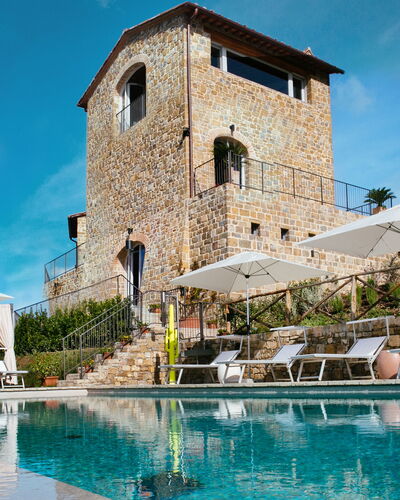 Villa Castiglioni: Water, Lucht, Wolk, Fabriek, Gebouw, Blauw, Zwembad, Azure, Arecales, Huis