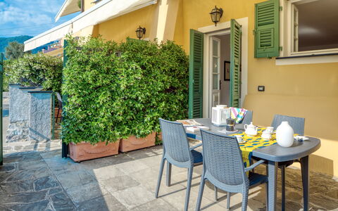 Villa Dell'erta - Levanto, Montale: Fabriek, Gebouw, Meubilair, Tafel, Venster, Groen, Azure, Stoel, Bloempot, Architectuur