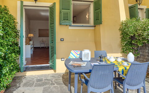 Villa Dell'erta - Levanto, Montale: Tafel, Fabriek, Meubilair, Eigendom, Stoel, Groen, Azure, Gebouw, Blauw, Interieur Ontwerp