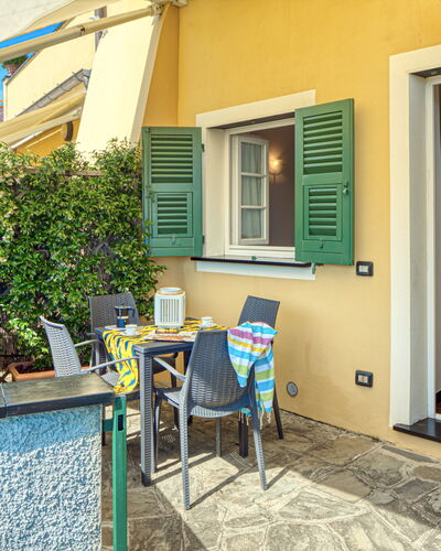 Villa Dell'erta - Levanto, Montale: Gebouw, Fabriek, Venster, Dag, Eigendom, Deur, Blauw, Groen, Azure, Bloempot