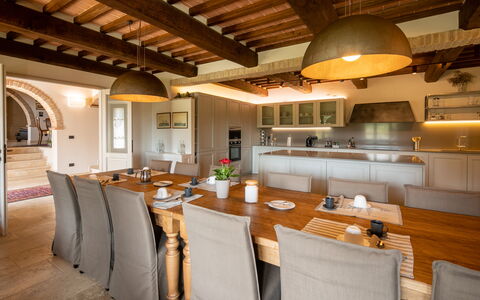 Fonte Della Chiana: Eigendom, Meubilair, Tafel, Gebouw, Hout, Countertop, Interieur Ontwerp, Keuken, Verdieping, Stoel