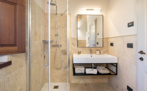 Fonte Della Chiana: Bruin, Kraan, Spiegel, Loodgieterswerkinrichting, Wastafel, Wastafel In De Badkamer, Gebouw, Fabriek, Badkamer