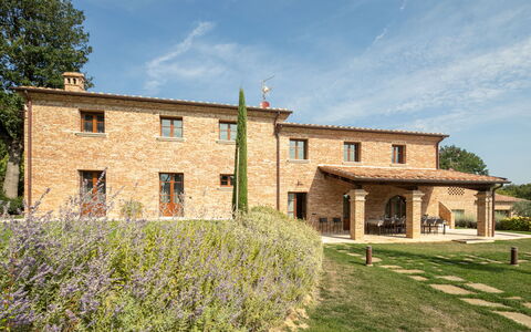 Fonte Della Chiana: Lucht, Wolk, Fabriek, Gebouw, Venster, Boom, Huis, Land Lot, Gras, Verblijf