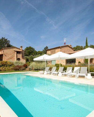 Fonte Della Chiana: Water, Wolk, Lucht, Fabriek, Eigendom, Zwembad, Gebouw, Azure, Boom, Stoel