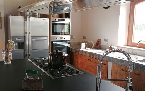 Il Pozzo Di San Barnaba: Eigendom, Cabinetry, Automotive Design, Interieur Ontwerp, Venster, Hout, Verdieping, Flooring, Keuken, Gebouw