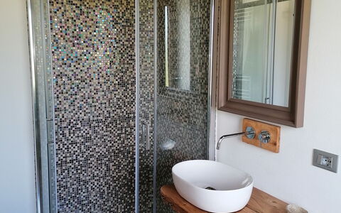 Il Pozzo Di San Barnaba: Spiegel, Loodgieterswerkinrichting, Wastafel, Eigendom, Kraan, Badkamer, Verlichting, Hout