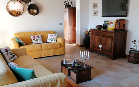 Il Pozzo Di San Barnaba: Eigendom, Bankstel, Meubilair, Tafel, Fotolijst, Hout, Interieur Ontwerp, Kamerplant, Woonkamer, Verdieping