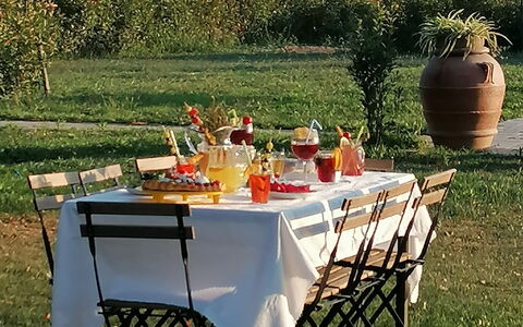 Il Pozzo Di San Barnaba: Fabriek, Tafel, Lucht, Plantengemeenschap, Voedsel, Tableware, Natuurlijk Landschap, Natuur, Blad, Berg
