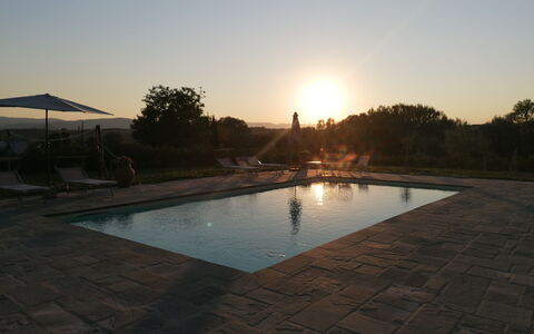 Il Pozzo Di San Barnaba: Water, Lucht, Watervoorraden, Zwembad, Boom, Zwemwater, Landschap, Zonsondergang, Vrije Tijd, Samengesteld Materiaal