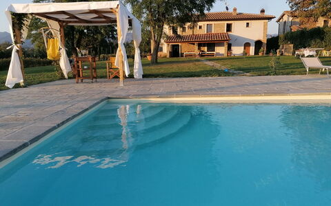 Il Pozzo Di San Barnaba: Water, Fabriek, Dag, Eigendom, Gebouw, Lucht, Zwembad, Natuur, Azure, Boom
