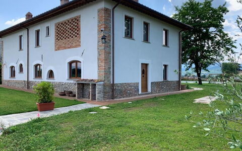 Il Pozzo Di San Barnaba: Fabriek, Wolk, Lucht, Eigendom, Gebouw, Venster, Land Lot, Gras, Huis, Boom