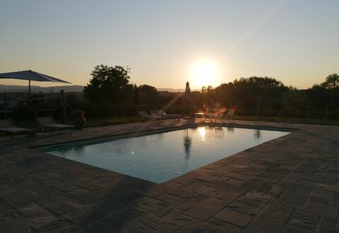 Il Pozzo Di San Barnaba: Water, Lucht, Watervoorraden, Zwembad, Boom, Zwemwater, Landschap, Zonsondergang, Vrije Tijd, Samengesteld Materiaal