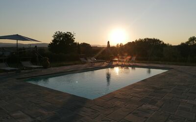 Il Pozzo Di San Barnaba: Water, Lucht, Watervoorraden, Zwembad, Boom, Zwemwater, Landschap, Zonsondergang, Vrije Tijd, Samengesteld Materiaal