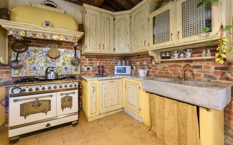 Villa Lorenzana: Cabinetry, Eigendom, Countertop, Gebouw, Hout, Keuken, Interieur Ontwerp, Architectuur, Flooring, Verdieping