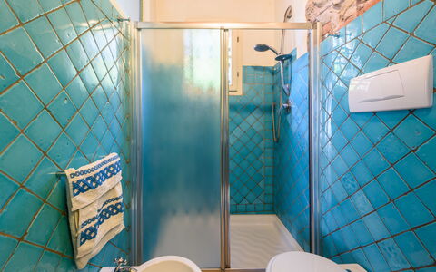 Villa Lorenzana: Eigendom, Blauw, Azure, Gebouw, Loodgieterswerkinrichting, Badkamer, Verlichting, Interieur Ontwerp, Muur, Flooring