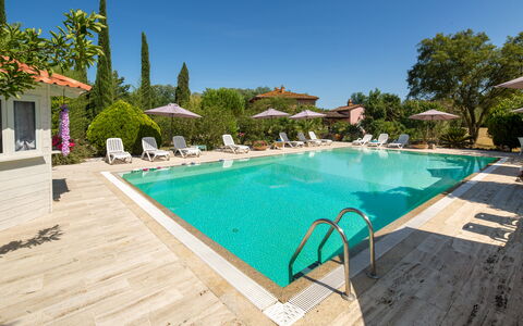 Villa Lorenzana: Water, Lucht, Eigendom, Fabriek, Gebouw, Zwembad, Azure, Boom, Buitenmeubels, Schaduw