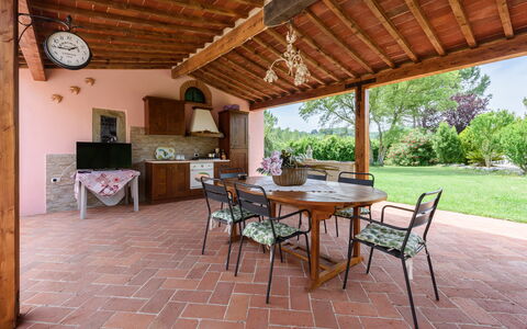 Villa Lorenzana: Tafel, Meubilair, Eigendom, Fabriek, Hout, Interieur Ontwerp, Boom, Klok, Stoel, Gebouw