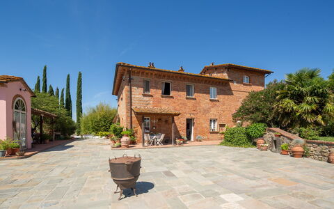Villa Lorenzana: Fabriek, Lucht, Gebouw, Bloempot, Venster, Huis, Boom, Landschap, Buurt, Kamerplant