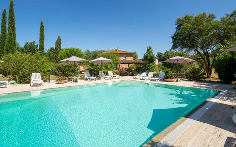 Villa Lorenzana: Water, Lucht, Fabriek, Eigendom, Zwembad, Azure, Boom, Buitenmeubels, Aqua, Vrije Tijd