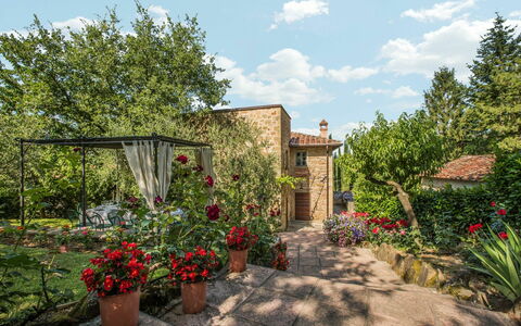 Ville Rosadi Weddings: Bloem, Wolk, Fabriek, Lucht, Gebouw, Plantengemeenschap, Venster, Boom, Land Lot, Verblijf