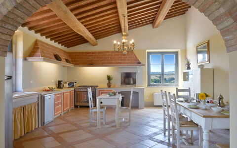 Villa Guardistallo: Tafel, Meubilair, Countertop, Stoel, Hout, Keuken, Interieur Ontwerp, Flooring, Verdieping, Keuken En Eettafel