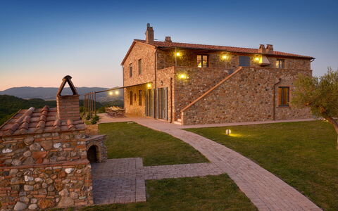 Villa Guardistallo: Lucht, Fabriek, Eigendom, Gebouw, Architectuur, Boom, Landschap, Gras, Huis, Woongebied