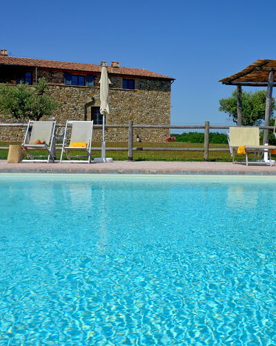 Villa Guardistallo: Water, Lucht, Fabriek, Azure, Zwembad, Boom, Gebouw, Vrije Tijd, Aqua, Onroerend Goed