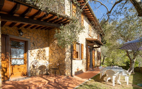 Casa Del Colle: Gebouw, Eigendom, Fabriek, Venster, Lucht, Azure, Schaduw, Deur, Boom, Architectuur