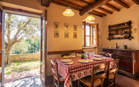 Casa Del Colle: Tafel, Eigendom, Meubilair, Venster, Gebouw, Fabriek, Hout, Interieur Ontwerp, Cabinetry, Architectuur