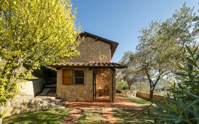 Casa Del Colle: Fabriek, Lucht, Plantengemeenschap, Gebouw, Venster, Natuurlijk Landschap, Hout, Boom, Land Lot, Gras