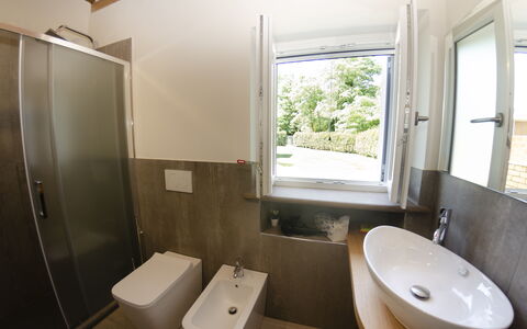 Tenuta Il Giardino Proprietà: Wastafel, Kraan, Eigendom, Wastafel In De Badkamer, Fotograaf, Loodgieterswerkinrichting, Venster, Wit, Gebouw, Badkamer