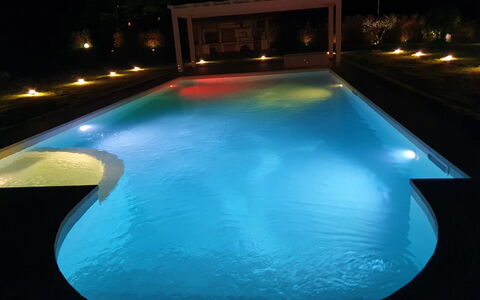 Tenuta Il Giardino Proprietà: Water, Licht, Azure, Zwembad, Rechthoek, Aqua, Samengesteld Materiaal, Vrije Tijd, Tinten En Schaduwen