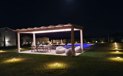 Tenuta Il Giardino Proprietà: Licht, Fabriek, Gebouw, Lucht, Schaduw, Prieel, Gas, Huis