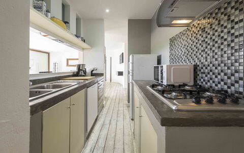 Villa Dell'acquaborra: Keuken, Countertop, Toestel Van De Keuken, Interieur Ontwerp, Muur, Fornuis, Major Appliance, Flooring, Plafond, Hout