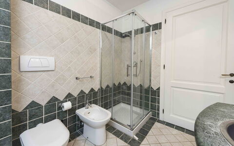 Villa Dell'acquaborra: Badkamer, Flooring, Loodgieterswerkinrichting, Verdieping, Interieur Ontwerp, Toilet, Wastafel, Wc Bril, Kraan, Wastafel In De Badkamer