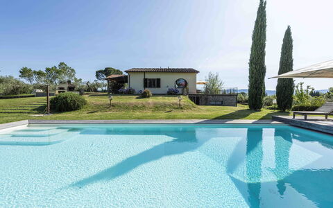 Villa Dell'acquaborra: Blauw, Zwembad, Toevlucht, Samengesteld Materiaal, Eco Hotel, Schaduw, Vrije Tijd, Landgoed, Villa, Buitenmeubels