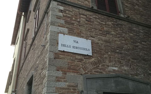 La Terrazza Di Todi: Eigendom, Metselwerk, Venster, Steen, Hout, Gebouw, Font, Facade, Huis
