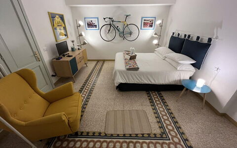 Villa Maona: Fotolijst, Meubilair, Bankstel, Comfort, Woonkamer, Gebouw, Verlichting, Interieur Ontwerp, Lamp, Flooring