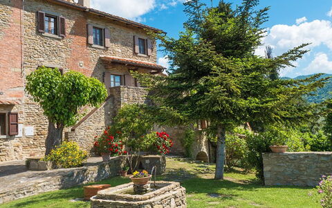 Villa Taragnano: Fabriek, Wolk, Lucht, Venster, Gebouw, Bloem, Vegetation, Land Lot, Gras, Boom