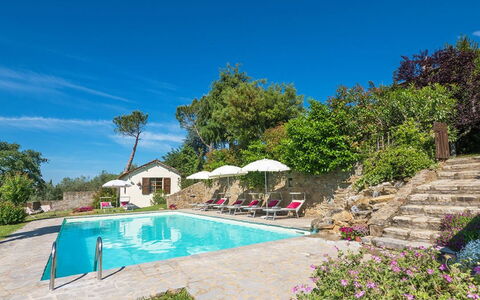 Villa Taragnano: Water, Fabriek, Lucht, Gebouw, Blauw, Zwembad, Boom, Stoel, Buitenmeubels, Wolk