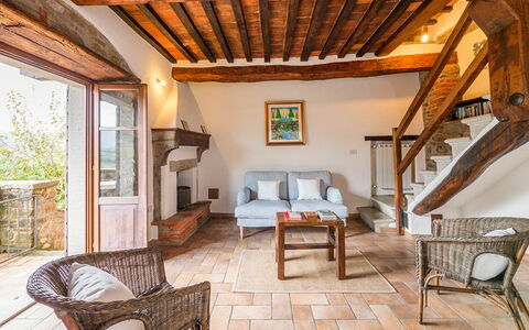 Villa Taragnano: Gebouw, Meubilair, Venster, Stoel, Hout, Woonkamer, Bankstel, Interieur Ontwerp, Flooring, Tafel