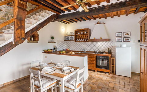 Villa Taragnano: Eigendom, Meubilair, Cabinetry, Tafel, Countertop, Hout, Interieur Ontwerp, Keuken, Toestel Van De Keuken, Gebouw