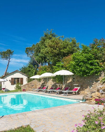 Villa Taragnano: Water, Fabriek, Lucht, Gebouw, Blauw, Zwembad, Boom, Stoel, Buitenmeubels, Wolk